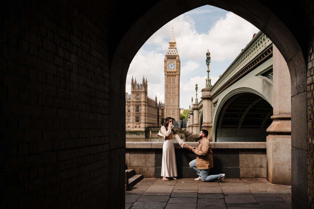 a guy proposing to his girlfriend with big ben in the background