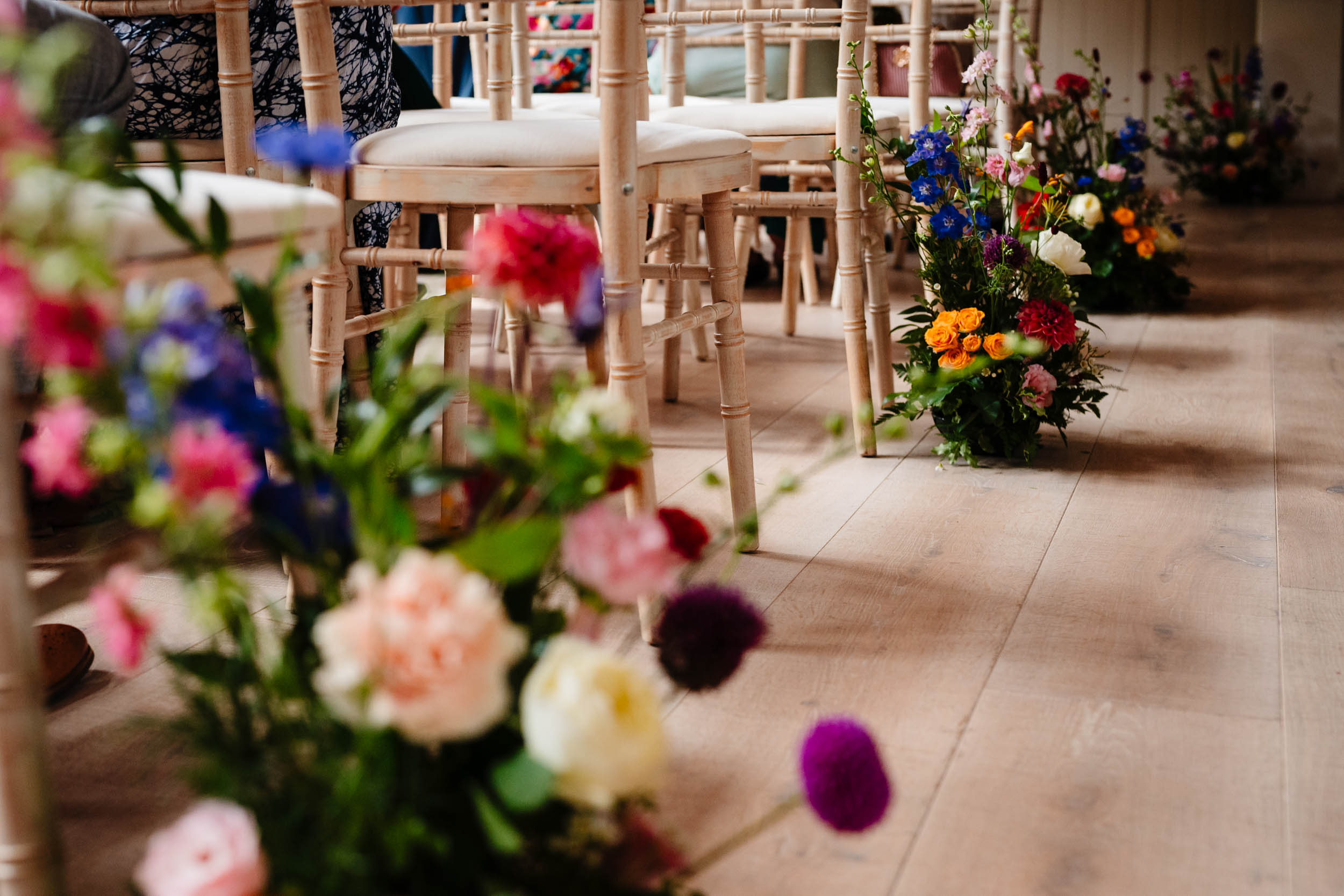 Flower details and decorations in the Hampton Manor ceremony room