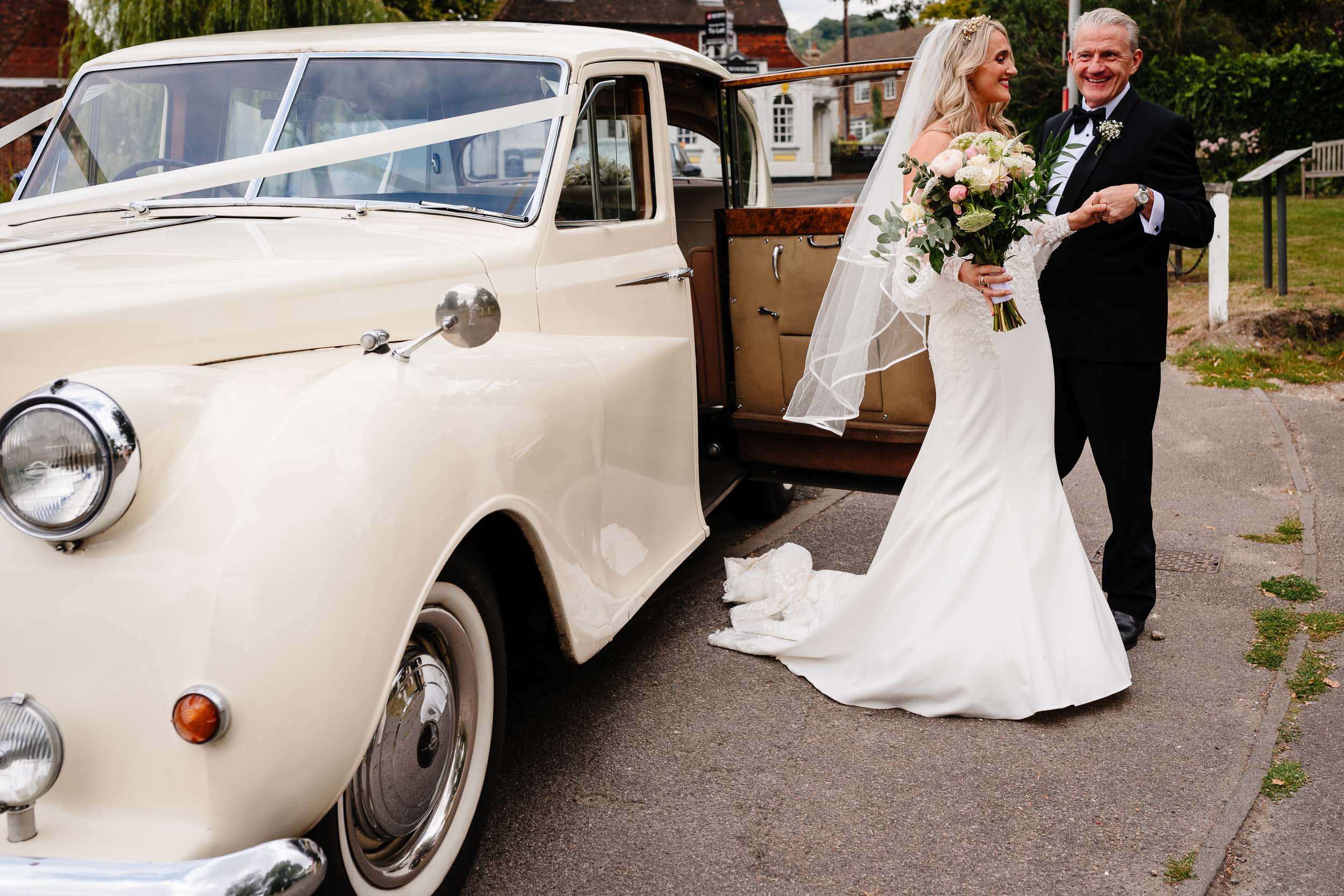 Bride arriving with her dad in the wedding car