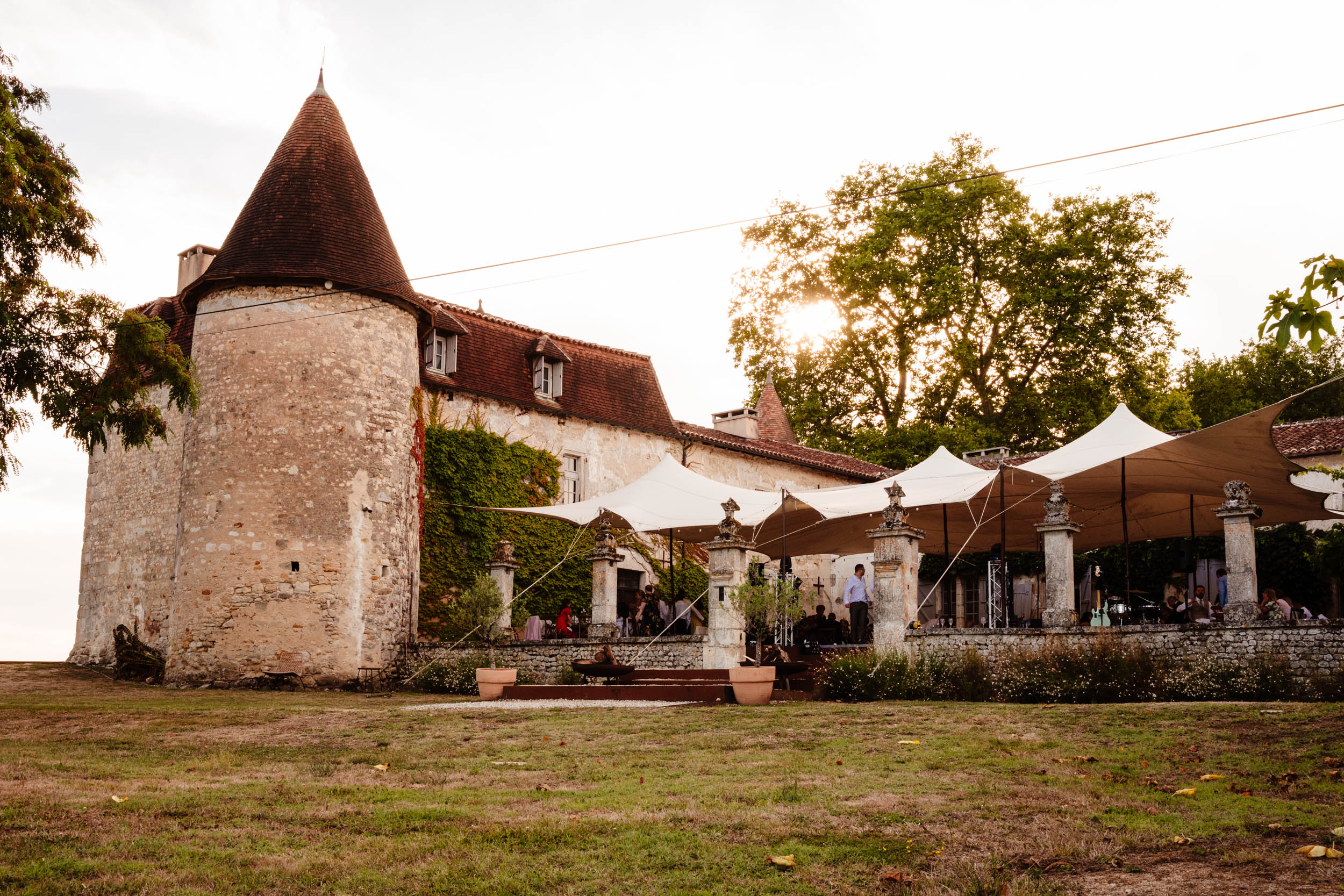 Chateau de Lerse at sunset during the wedding evening