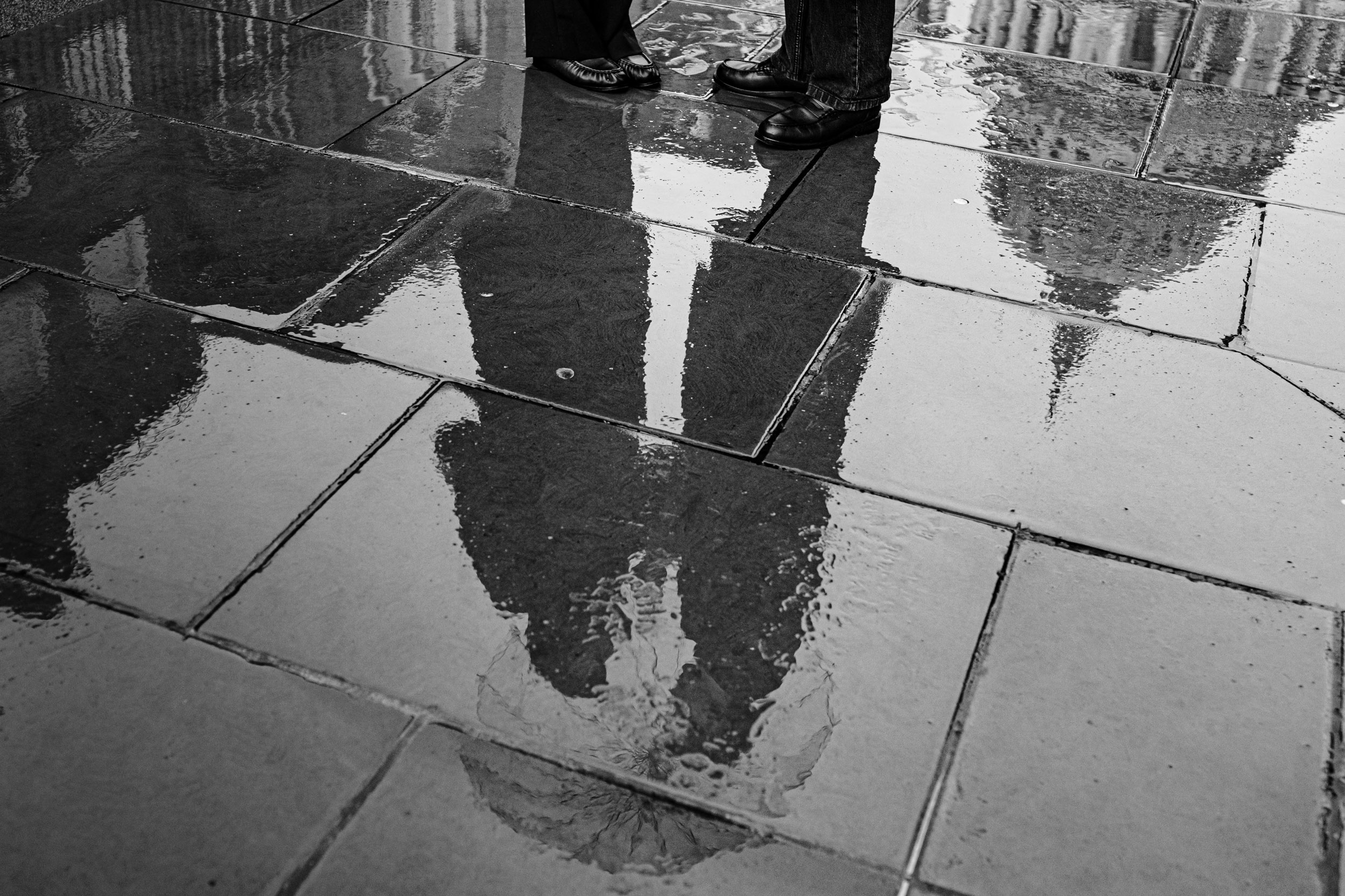 Romantic reflection of the couple with St Paul’s Cathedral mirrored behind them.